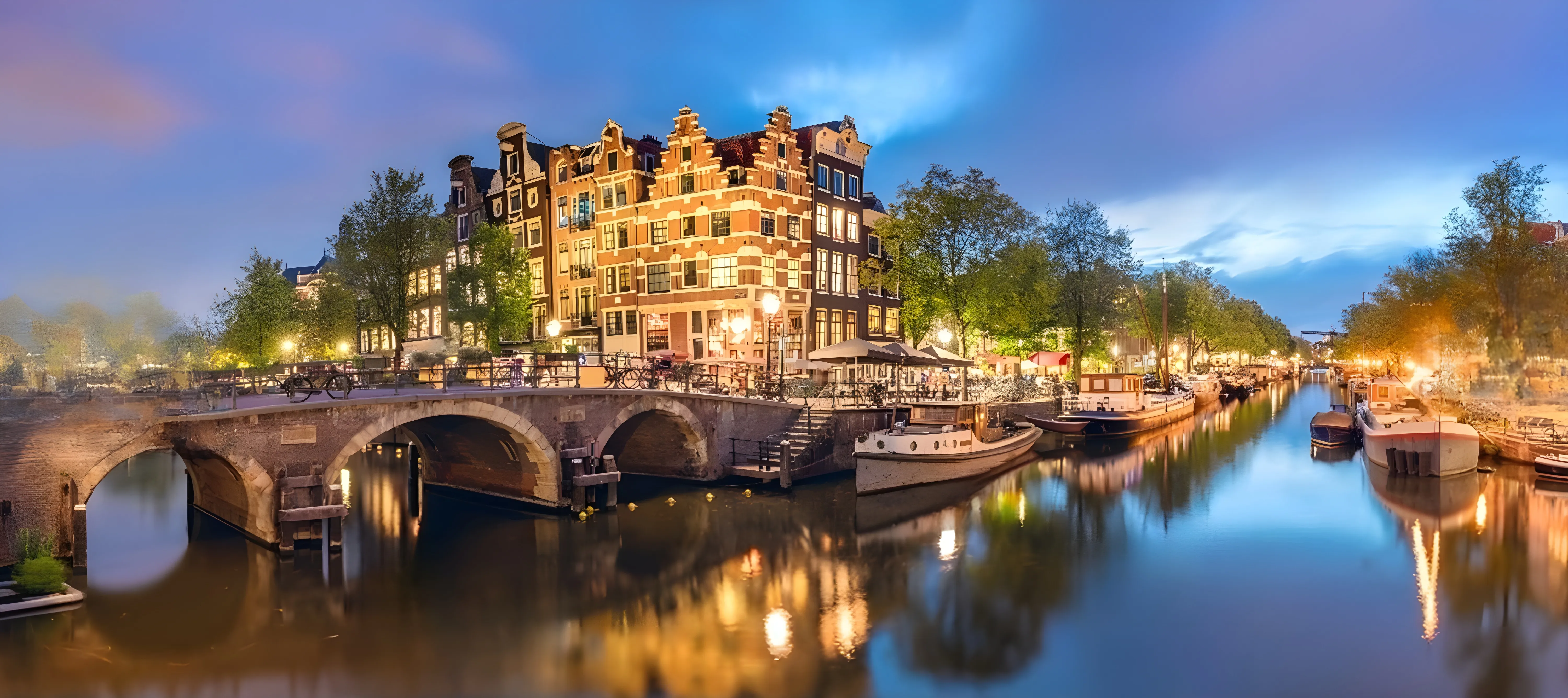 Amsterdam Travel Guide Historic house with canal view in Amsterdam
